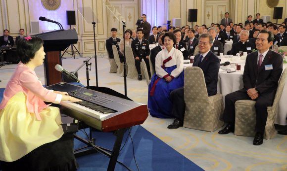 문재인 대통령과 김정숙 여사가 2일 오후 청와대 영빈관에서 열린 무술년 신년인사회에서 네손가락 피아노 연주자 이희아씨의 공연을 듣고 있다. 2018. 01. 02 안주영 기자 jya@seoul.co.kr