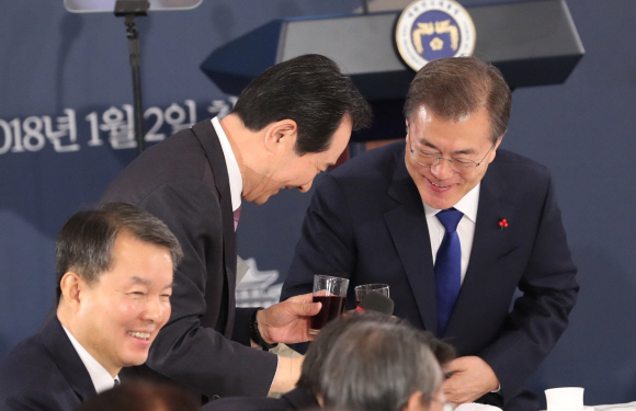문재인 대통령이 2일 오후 청와대 영빈관에서 열린 무술년 신년인사회에서 정세균 국회의장과 건배를 하고 있다. 2018. 01. 02 안주영 기자 jya@seoul.co.kr