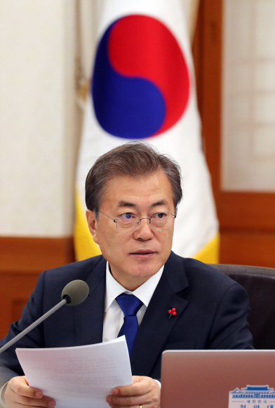 문재인 대통령이 2일 오전 청와대에서 열린 국무회의에서 발언을 하고 있다.  안주영 기자 jya@seoul.co.kr