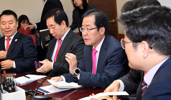 자유한국당 홍준표(오른쪽 두 번째) 대표가 2일 서울 여의도 당사에서 열린 새해 첫 최고위원회의에서 모두발언을 하고 있다. 이종원 선임기자 jongwon@seoul.co.kr