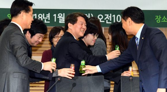 국민의당 안철수(가운데) 대표가 2일 서울 여의도 국회 의원회관에서 열린 국민의당 중앙당 시무식에서 참석자들과 건배를 하고 있다. 이종원 선임기자 jongwon@seoul.co.kr