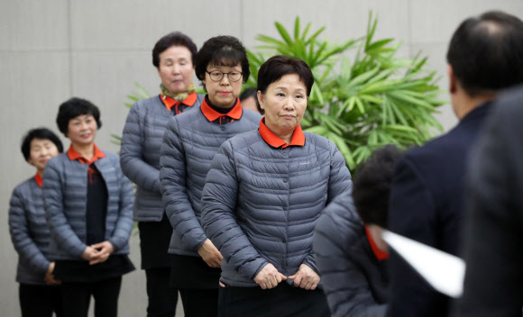 3일 오전 정부세종청사 세종컨벤션센터에서 열린 정부청사관리본부 신년행사에서 정규직으로 전환된 근로자들이 임명장을 받기 위해 줄을 서고 있다.  연합뉴스