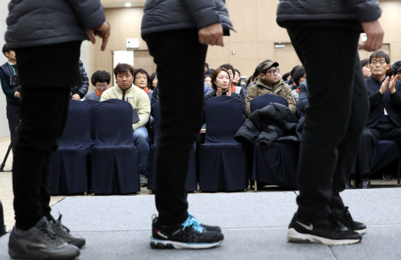 3일 오전 정부세종청사 세종컨벤션센터에서 열린 정부청사관리본부 신년행사에서 정규직으로 전환된 근로자들이 임명장을 받기 위해 줄을 서고 있다.  연합뉴스