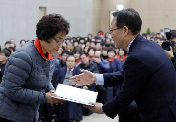 3일 오전 정부세종청사 세종컨벤션센터에서 열린 정부청사관리본부 신년행사에서 정규직으로 전환된 근로자들이 임명장을 받고 있다.  연합뉴스