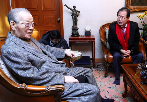 홍준표(오른쪽) 자유한국당 대표가 3일 서울 중구에 있는 김종필 전 국무총리의 자택을 방문해 김 전 총리와 대화하고 있다. 2018.1.3 연합뉴스