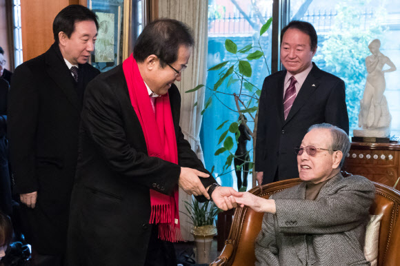 자유한국당 홍준표 대표와 김성태 원내대표가 3일 서울 중구 김종필 전 국무총리 자택을 예방해 김 전 총리와 인사하고 있다.  연합뉴스