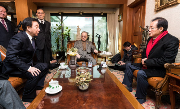 자유한국당 홍준표 대표와 김성태 원내대표가 3일 서울 중구 김종필 전 국무총리 자택을 예방해 김 전 총리 대화하고 있다.  연합뉴스