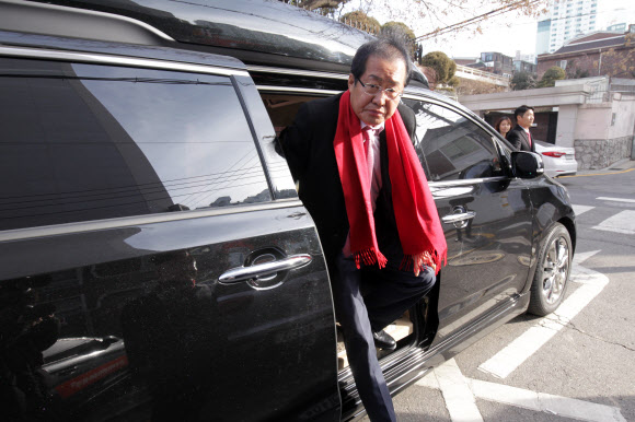 자유한국당 홍준표 대표가 3일 김종필 전 국무총리를 예방을 위해 서울 중구 김 전 총리 자택 앞에 도착해 하차하고 있다.  연합뉴스