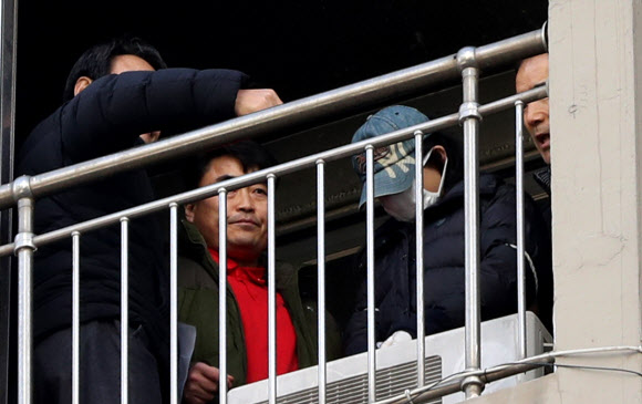 3일 오후 광주 북구 두암동 한 아파트에서 열린 현장검증에서 화재를 일으켜 세 남매를 숨지게한 혐의로 구속된 20대 엄마 정모씨가 당시 상황을 재연하고 있다.  연합뉴스