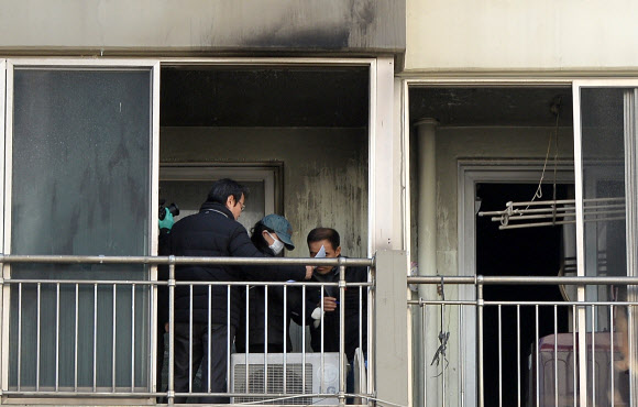3일 오후 광주 북구 두암동 한 임대아파트에서 4살·2살·15개월 세 남매가 숨진 화재사건 현장검증이 열려 피의자인 아이들 엄마 정모(23)씨가 당시 상황을 경찰관에게 설명하고 있다.  연합뉴스