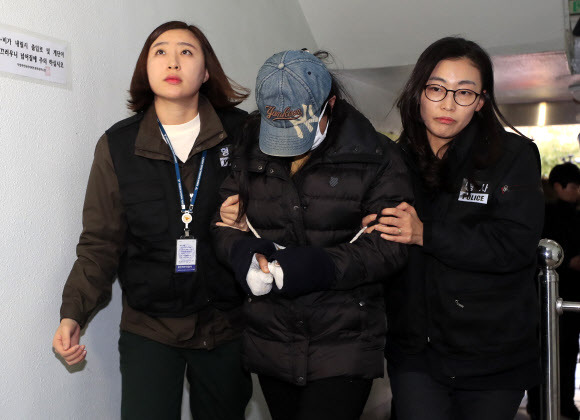 3일 오후 광주 북구 두암동 한 임대아파트에서 4살?2살?15개월 세 남매가 숨진 화재사건 현장검증이 열려 피의자인 아이들 엄마 정모(23)씨가 경찰과 이동하고 있다.  연합뉴스