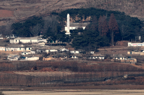 북한이 판문점 연락채널을 개통하겠다고 밝힌 3일 경기도 파주시 오두산 통일전망대에서 북한 황해북도 개풍군 일대가 고요한 모습을 보이고 있다.  연합뉴스