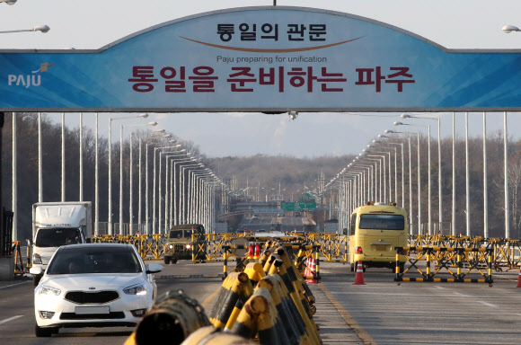 판문점 남북연락채널이 1년 11개월 만에 복구된 3일 판문점으로 향하는 길목인 파주 통일대교를 통해 차량이 드나들고 있다. 연합뉴스