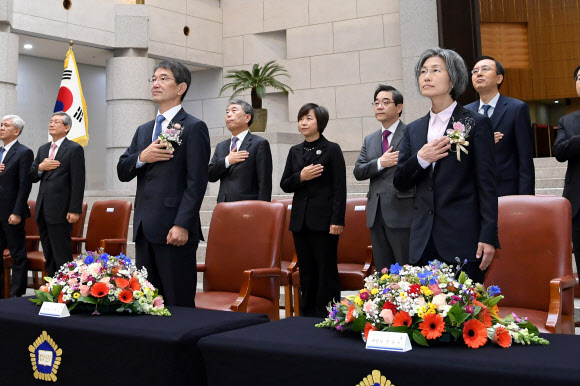 안철상(앞줄 왼쪽), 민유숙(오른쪽) 대법관이 3일 오전 서울 서초구 대법원에서 열린 취임식에서 국기에 대한 경례를 하고 있다. 신임 대법관들은 분열된 사회를 통합하는 데 노력하겠다고 밝혔다.<br>연합뉴스