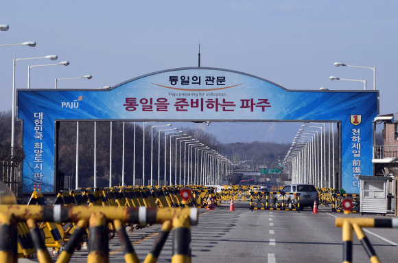 남북 판문점 연락 채널이 1년 11개월 만에 복원된 3일 판문점으로 향하는 길목인 파주 통일대교를 통해 차량이 드나들고 있는 모습. 박윤슬 기자 seul@seoul.co.kr