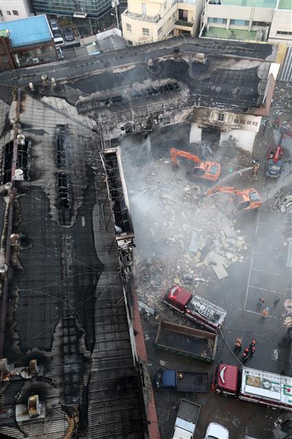 홍대입구역 인근 큰불…건조한 서울 곳곳 화재  3일 오후 서울 마포구 서교동 사거리의 한 예식장 공사장에서 화재가 발생해 소방당국이 진화작업을 벌이고 있다. 건물 2층에서 사다리차를 이용해 4m 높이의 천장을 산소절단기로 해체하던 도중 불똥이 천장의 우레탄 부위에 옮겨붙으며 화재로 이어졌다. 작업자 5명이 대피하면서 인명피해는 발생하지 않았다. 이날 서울에 건조주의보가 내려진 가운데 26건의 크고 작은 화재가 발생했다.<br>뉴스1