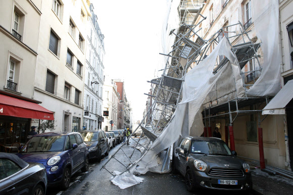 유럽 휩쓴 태풍… 프랑스 20만 가구 등 곳곳 정전 피해