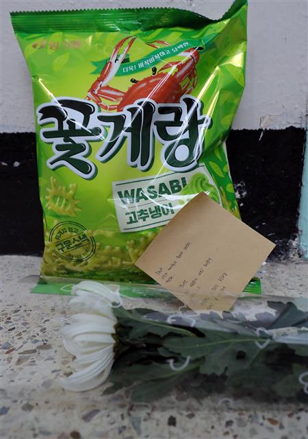 4일 전북 완주군에 위치한 고준희양 친부 아파트 문 앞에 ’이모’라고 칭하는 사람이 적은 메모와 국화꽃이 과자와 함께 놓여 있다.  메모에는 ’이모가 꺼내주지 못해서 미안해...미안해  하늘에선 괴롭고 아프고 무서운거 그런거 없이, 편안하고 따뜻하고 포근하길 기도하고 또 기도할게’ 라고 적혀있다. 뉴스1