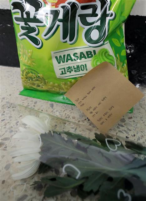 4일 전북 완주군에 위치한 고준희양 친부 아파트 문 앞에 ’이모’라고 칭하는 사람이 적은 메모와 국화꽃이 과자와 함께 놓여 있다.  메모에는 ’이모가 꺼내주지 못해서 미안해...미안해  하늘에선 괴롭고 아프고 무서운거 그런거 없이, 편안하고 따뜻하고 포근하길 기도하고 또 기도할게’ 라고 적혀있다. 뉴스1