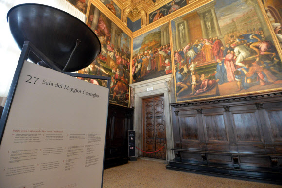 이탈리아 베네치아 도제궁에서 진행중인 인도 무굴제국 보물전에 전시된 장신구 가운데 일부가 3일(현지시간) 도난당하는 일이 벌어졌다. EPA 연합뉴스