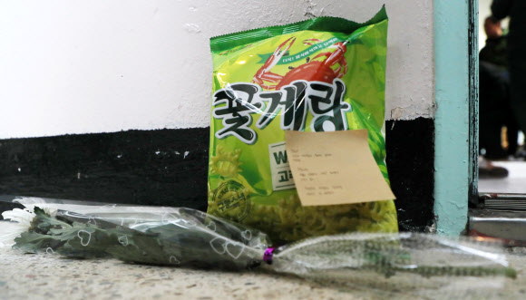 고준희(5)양 시신 유기 현장검증이 이뤄진 4일 오전 준희양이 살았던 전북 완주군 봉동읍 한 아파트 앞에 메모가 붙은 과자가 놓여 있다. 준희양 이모가 붙인 메모에는 ’준희야 이모가 꺼내주지 못해 미안해...하늘에선 괴롭고 외로운거 아프고 무서운거 그런거 없이 편안하고 따뜻하고 포근하길 기도하고. 또 기도할게’라고 적혀 있다.  연합뉴스