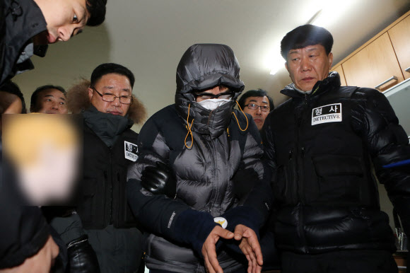 고준희(5)양 시신을 유기한 혐의로 구속된 친부 고모(37)씨가 4일 오전 전북 완주군 봉동읍 한 아파트에서 현장검증을 하고 있다.  연합뉴스