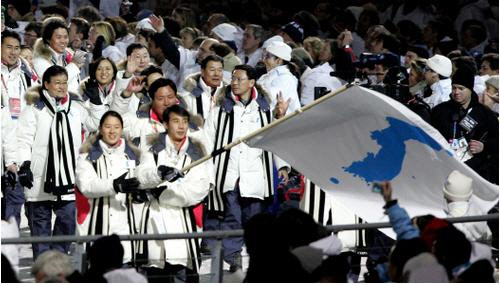 북한 남자 피겨스케이팅 한정인과 한국 여자 스피드스케이팅 이보라가 지난 2006년 토리노동계올림픽 개회식에 한반도기를 함께 흔들며 입장하고 있다. 연합뉴스 자료사진 