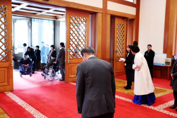 문재인 대통령과 부인 김정숙 여사가 4일 오후 일본군 위안부 피해 할머니 초청 오찬에 참석하는 할머니들을 청와대 본관 앞에서 반갑게 맞이하고 있다.  청와대 제공=연합뉴스