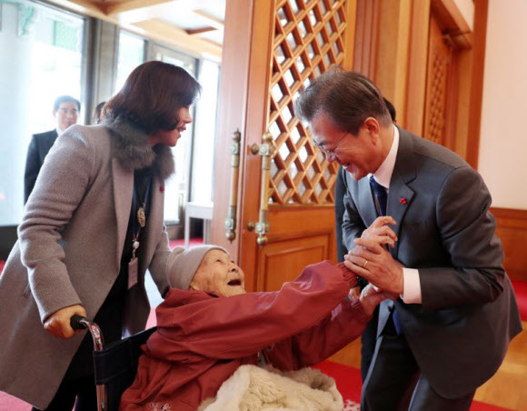 문재인 대통령이 4일 오후 일본군 위안부 피해 할머니 초청 오찬에 참석하는 곽예남 할머니를 청와대 본관 앞에서 반갑게 맞이하고 있다.  청와대 제공=연합뉴스