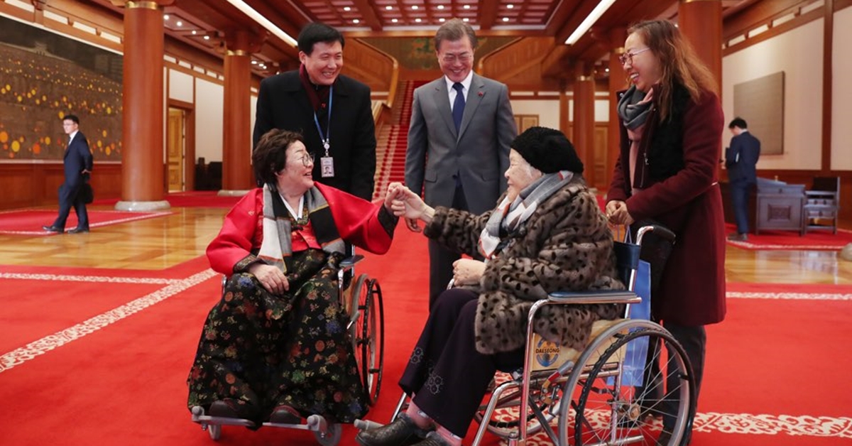 문재인 대통령이 4일 오후 청와대에서 일본군 위안부 피해 할머니들을 반갑게 맞이하고 있다. 문 대통령은 이날 할머니들과 오찬을 함께 했다. 2018.1.4.  청와대 제공