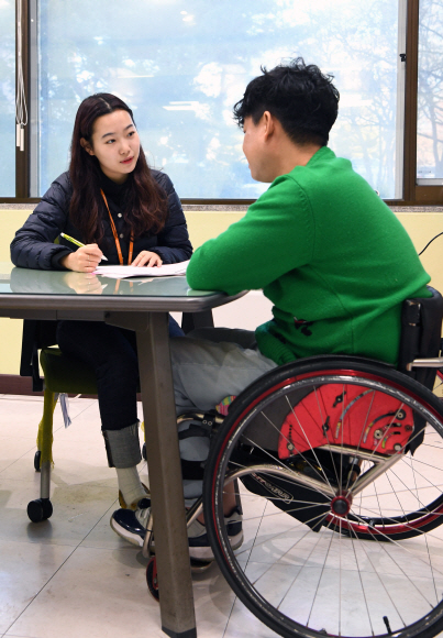 하반신 마비로 신체장애가 있는 최원혁씨가 같은 건물에 위치한 진로상담실에서 향후 계획에 대해 상담사와 이야기를 나누고 있다. 강성남 선임기자 snk@seoul.co.kr