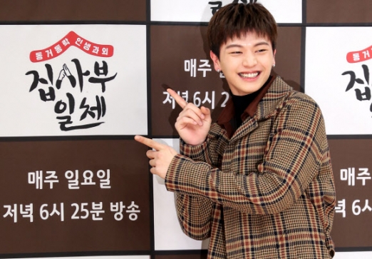 비투비의 육성재가 5일 오전 서울 양천구 목동 SBS사옥에서 열린 SBS 새 예능 ’집사부일체’ 기자간담회에서 포즈를 취하고 있다. <br>연합뉴스