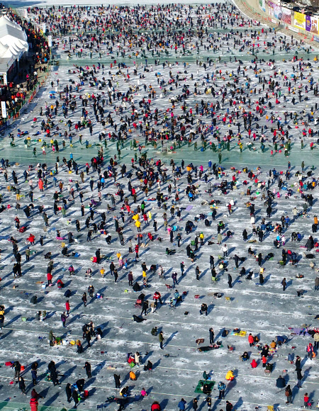 강원도 화천군 화천천에서 ’2018 화천산천어축제’가 개막한 6일 얼음낚시터를 찾은 많은 관광객이 낚시를 하며 겨울 추억을 만들고 있다. 화천산천어축제는 5년 연속 ’대한민국 대표축제’로 선정됐다. 축제는 28일까지 23일간 펼쳐진다. 2018.1.6 [화천군 제공]