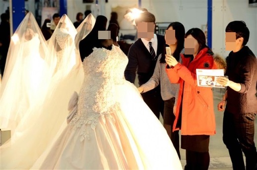 서울 강남구 코엑스에서 열린 한 웨딩박람회에서 관람객들이 웨딩드레스를 살펴보고 있다.  서울신문 DB