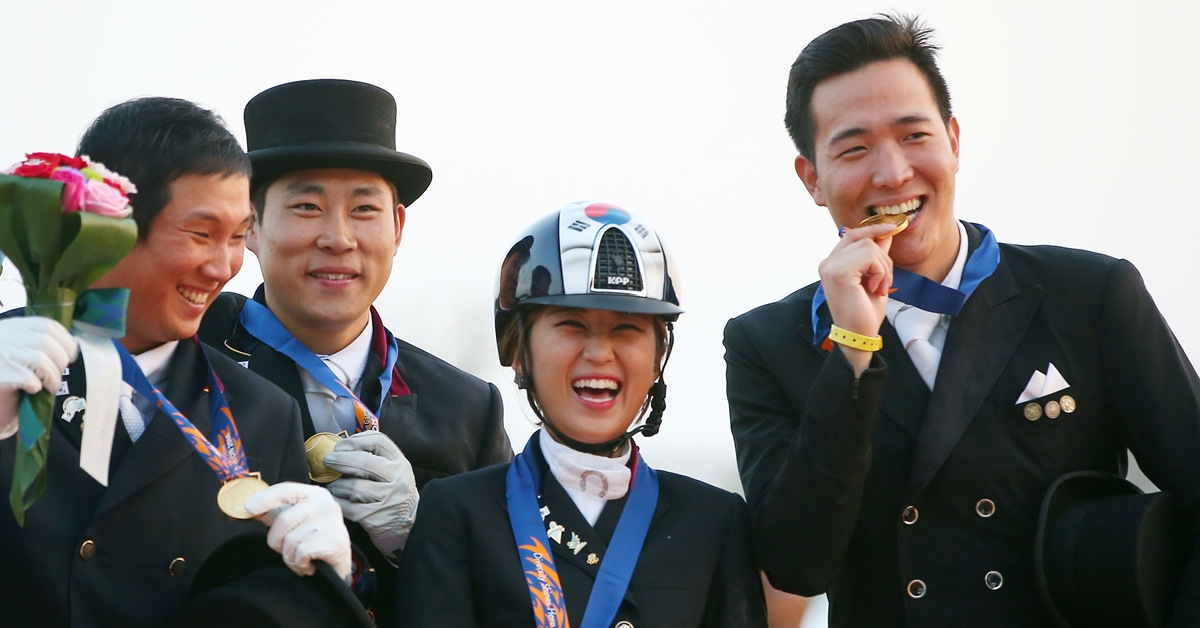 2014년 9월 20일 인천 아시안게임 승마 마장마술 단체전에서 금메달을 차지한 김동선(오른쪽)과 정유라(오른쪽 두번째).  연합뉴스