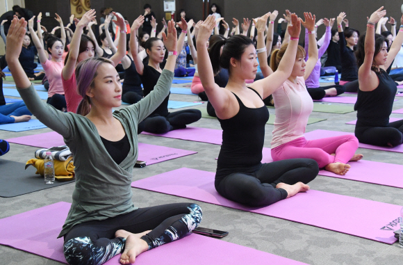 7일 서울 롯데백화점 영등포점 문화홀에서 ’우먼스 피트니스 프로젝트’ 행사에 참여한 고객들이 요가 강좌를 받고 있다.  2018.1.7. 이종원 선임기자 jongwon@seoul.co.kr