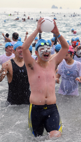 7일 부산 해운대구 해운대해수욕장에서 열린 북극곰 수영대회에 참가한 시민들이 물속에 뛰어 들며 겨울추위를 이겨내고 있다. 2018.1.7 박지환기자 popocar@seoul.co.kr
