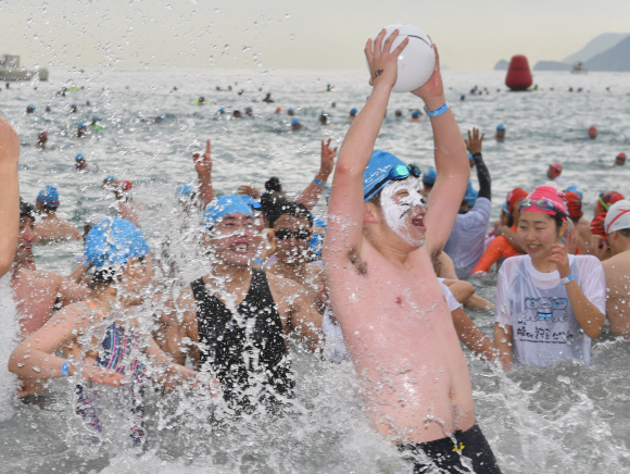 7일 부산 해운대구 해운대해수욕장에서 열린 북극곰 수영대회에 참가한 시민들이 물속에 뛰어 들며 겨울추위를 이겨내고 있다. 2018.1.7 박지환기자 popocar@seoul.co.kr