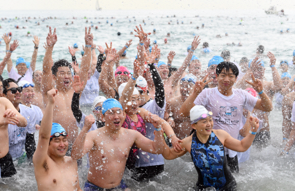 7일 부산 해운대구 해운대해수욕장에서 열린 북극곰 수영대회에 참가한 시민들이 물속에 뛰어 들며 겨울추위를 이겨내고 있다. 2018.1.7 박지환기자 popocar@seoul.co.kr