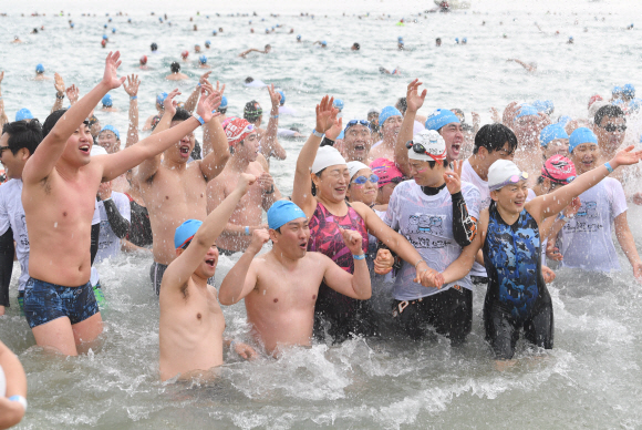 7일 부산 해운대구 해운대해수욕장에서 열린 북극곰 수영대회에 참가한 시민들이 물속에 뛰어 들며 겨울추위를 이겨내고 있다. 2018.1.7 박지환기자 popocar@seoul.co.kr