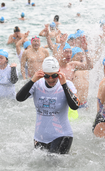 7일 부산 해운대구 해운대해수욕장에서 열린 북극곰 수영대회에 참가한 시민들이 물속에 뛰어 들며 겨울추위를 이겨내고 있다. 2018.1.7 박지환기자 popocar@seoul.co.kr