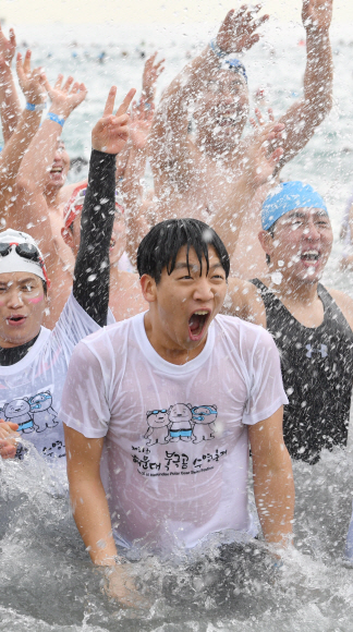 7일 부산 해운대구 해운대해수욕장에서 열린 북극곰 수영대회에 참가한 시민들이 물속에 뛰어 들며 겨울추위를 이겨내고 있다. 2018.1.7 박지환기자 popocar@seoul.co.kr