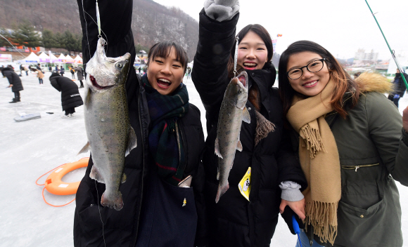 ’2018 화천산천어축제’ 개막 이틀째인 7일 강원도 화천군 화천천에 마련된 축제장에 많은 관광객이 찾아 겨울 추억을 만들고 있다. 축제는 오는 28일까지 펼쳐진다 2018.1.7 정연호 기자 tpgod@seoul.co.kr