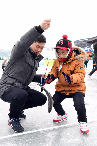 ’2018 화천산천어축제’ 개막 이틀째인 7일 강원도 화천군 화천천에 마련된 축제장에 많은 관광객이 찾아 겨울 추억을 만들고 있다. 축제는 오는 28일까지 펼쳐진다 2018.1.7 정연호 기자 tpgod@seoul.co.kr