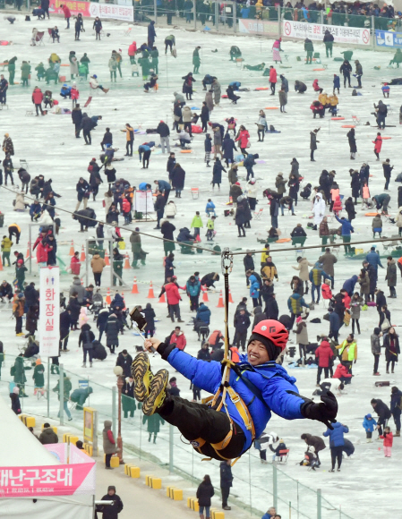 ’2018 화천산천어축제’ 개막 이틀째인 7일 강원도 화천군 화천천에 마련된 축제장에 많은 관광객이 찾아 겨울 추억을 만들고 있다. 축제는 오는 28일까지 펼쳐진다 2018.1.7 정연호 기자 tpgod@seoul.co.kr