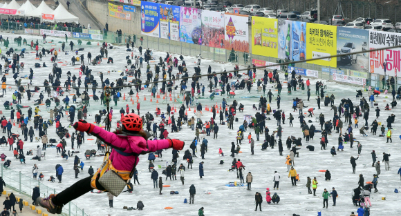 ’2018 화천산천어축제’ 개막 이틀째인 7일 강원도 화천군 화천천에 마련된 축제장에 많은 관광객이 찾아 겨울 추억을 만들고 있다. 축제는 오는 28일까지 펼쳐진다 2018.1.7 정연호 기자 tpgod@seoul.co.kr