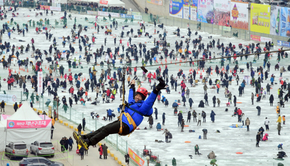 ’2018 화천산천어축제’ 개막 이틀째인 7일 강원도 화천군 화천천에 마련된 축제장에 많은 관광객이 찾아 겨울 추억을 만들고 있다. 축제는 오는 28일까지 펼쳐진다 2018.1.7 정연호 기자 tpgod@seoul.co.kr