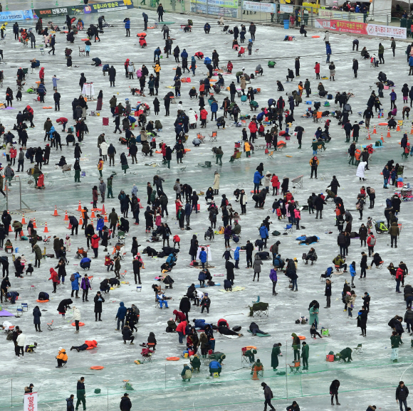 ’2018 화천산천어축제’ 개막 이틀째인 7일 강원도 화천군 화천천에 마련된 축제장에 많은 관광객이 찾아 겨울 추억을 만들고 있다. 축제는 오는 28일까지 펼쳐진다 2018.1.7 정연호 기자 tpgod@seoul.co.kr