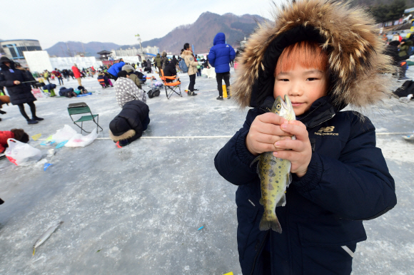 ’2018 화천산천어축제’ 개막 이틀째인 7일 강원도 화천군 화천천에 마련된 축제장에 많은 관광객이 찾아 겨울 추억을 만들고 있다. 축제는 오는 28일까지 펼쳐진다 2018.1.7 정연호 기자 tpgod@seoul.co.kr