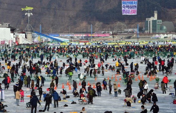 ’2018 화천산천어축제’ 개막 이틀째인 7일 강원도 화천군 화천천에 마련된 축제장에 많은 관광객이 찾아 겨울 추억을 만들고 있다. 축제는 오는 28일까지 펼쳐진다 2018.1.7 정연호 기자 tpgod@seoul.co.kr